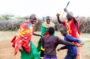 Massai Familie gefeiert und getanzt
