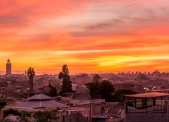 Eine Panoramaaufnahme der Skyline von Marrakesch in der Medina, Region Marrakesh-Safi, Marokko, Nordafrika